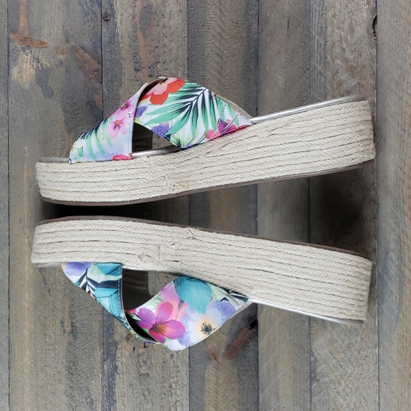 a.n.a. A New Approach Women's Erin Platform Sandals With  Flower Print - Picture 6 of 9